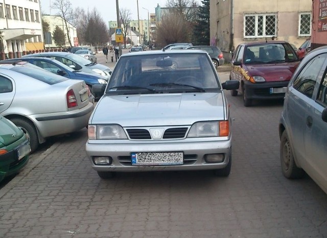 Polonez zastawiający chodnik przy ul. Widowskiej w Bielsku Podlaskim