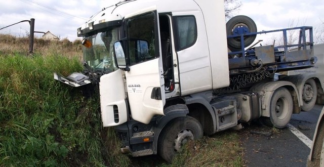 Scania z naczepą w środowy ranek zjechała do rowu w Opatowie.