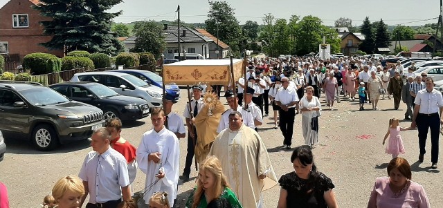 W uroczystościach w Kazimierzy Małej uczestniczyły tłumy wiernych, było bardzo dużo dzieci.