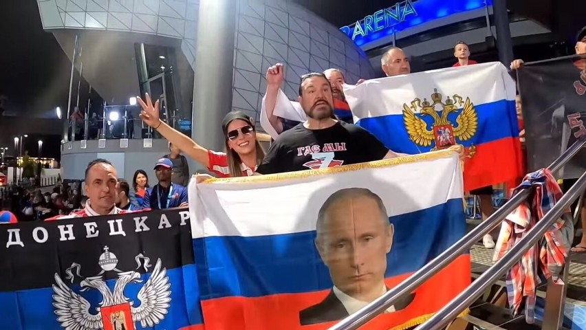 Rosyjscy fani z flagami Rosji i symbolami inwazji na Ukrainę...