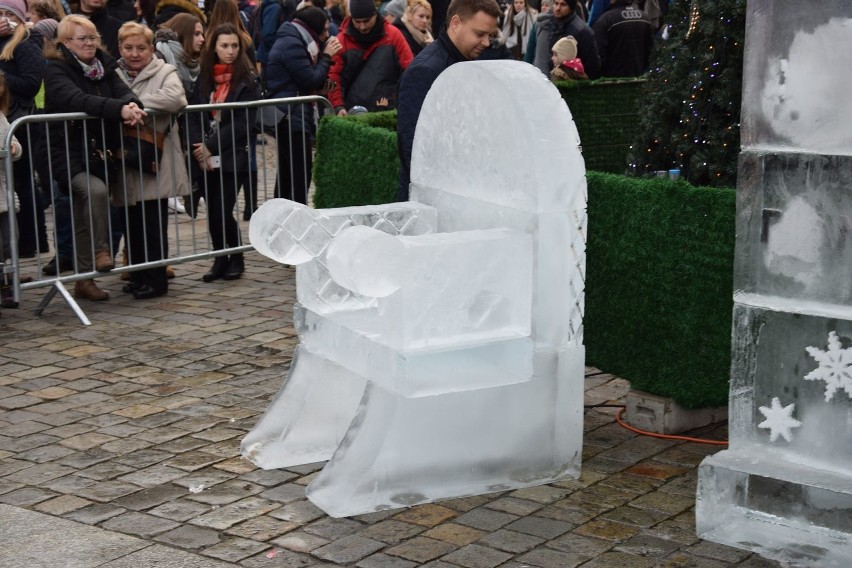 Tłumy i lodowe rzeźby na Jarmarku Bożonarodzeniowym we...