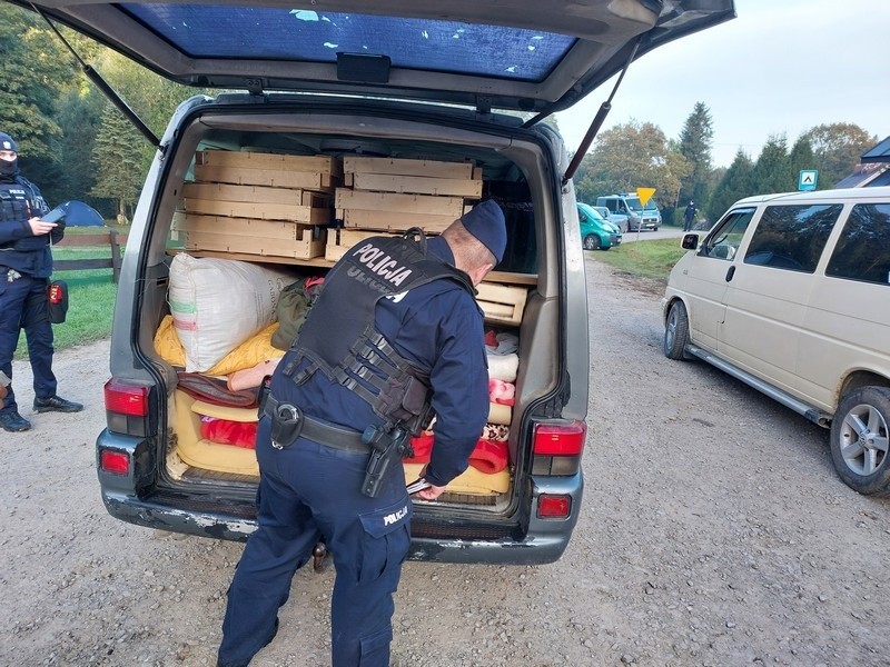Policjanci skontrolowali obozowiska rumuńskich grzybiarzy, którzy od kilku dni przebywają koło Dukli
