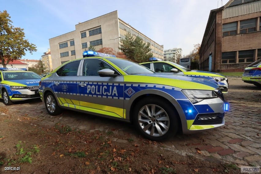 Jak poinformowała Komenda Główna Policji, 100 radiowozów w...