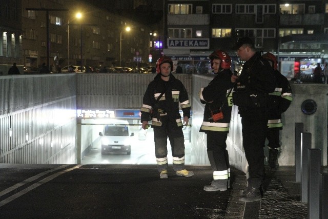 Akcja straży pożarnej podczas ewakuacji kierowców z parkingu pod placem Nowy Targ