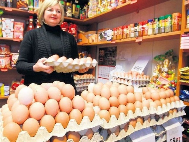 &#8211; Cena jaj z tygodnia na tydzień jest coraz wyższa &#8211; mówi Marzena Łybko, właścicielka sklepu na szczecińskim Manhattanie. &#8211; Teraz największe jaja kosztują u nas 85 groszy. Producent, od którego je kupujemy mówi, że wkrótce mają kosztować jeszcze więcej.