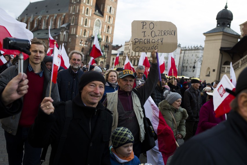 Kraków. Pochód patriotyczny z Wawelu na Rynek [ZDJĘCIA]