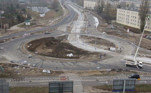 Od piątku inaczej będziemy jeździć na placu Chrapka. - Znikną objazdy, asfaltowe przejazdy przez torowisko. Do ruchu zostanie udostępnione nowe rondo – zapowiada Urząd Miasta w Toruniu.Zobacz także: Ruszył proces Bartosza D., oskarżonego o skatowanie psa Fijo. Mężczyznę próbowali zlinczować mieszkańcy Chełmży