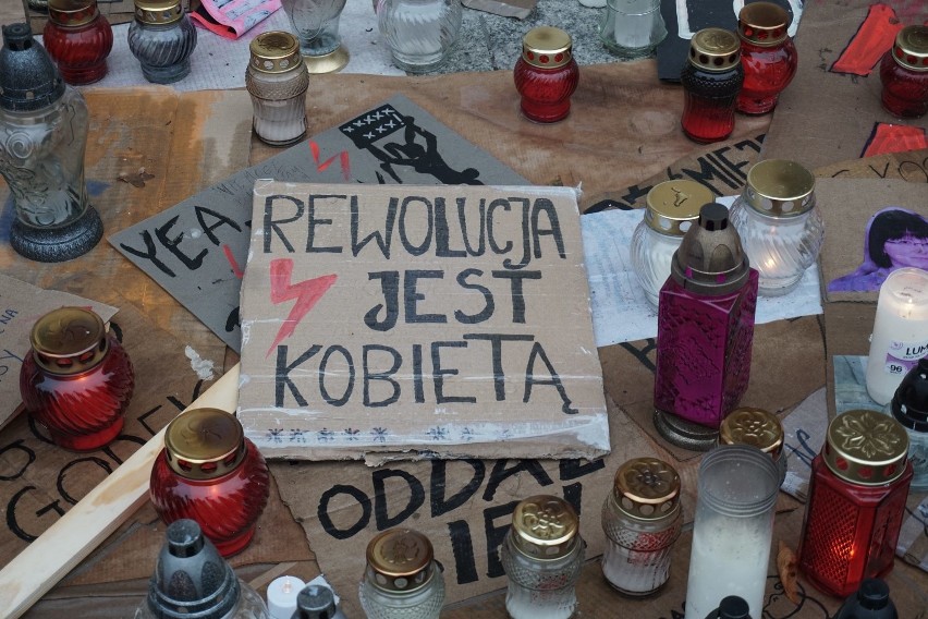 Protest kobiet. Znicze i kwiaty pod siedzibą PiS w Łodzi