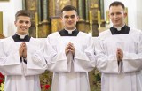 Alumni z III roku Wyższego Seminarium Duchownego w Sandomierzu przyjęli strój duchowny. Na uroczystej mszy były rodziny kleryków [ZDJĘCIA]