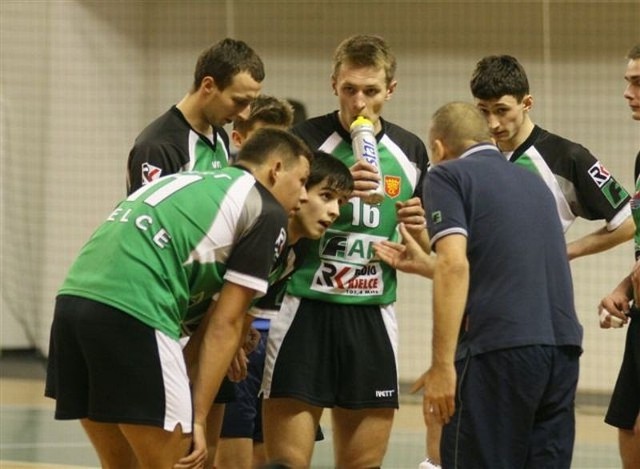 Trener Dariusz Daszkiewicz tłumaczył młodym zawodnikom Farta jak mają grać, ale ostatecznie triumfował zespół z Rybnika.