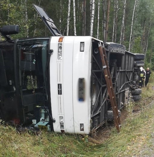 Autokar wpadł w poślizg na drodze w kierunku Królewskich...