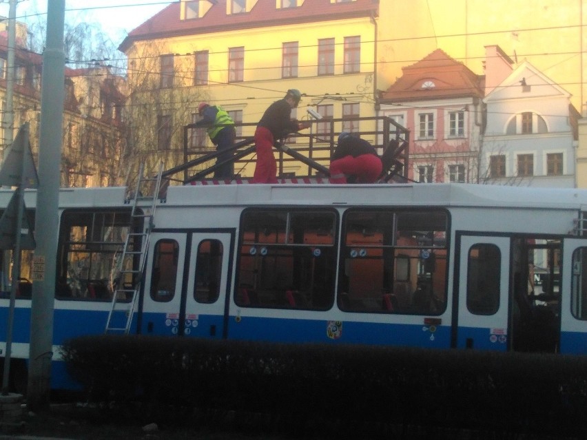 Złamany pantograf w tramwaju linii 15 na Kazimierza...