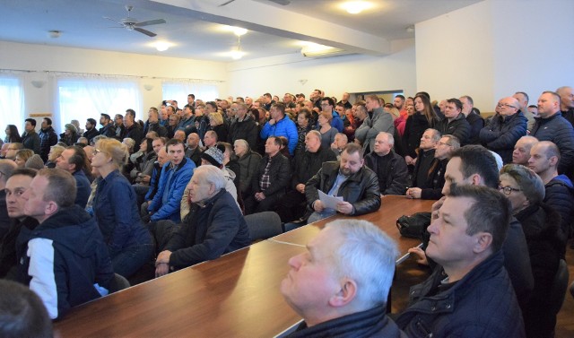 Kilkuset mieszkańców gminy Jerzmanowice-Przeginia przyszli na konsultacje, by oprotestować trasę linii kolejowej