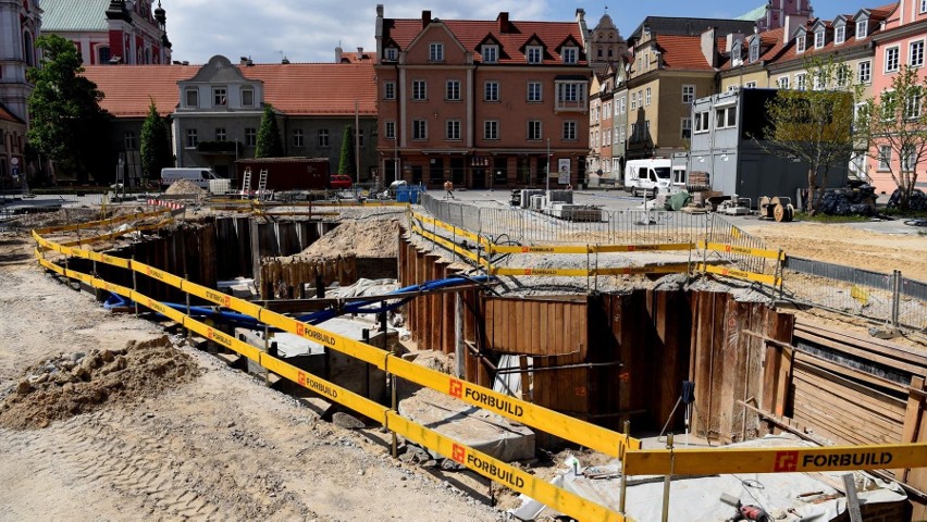 Na terenie Kolegiaty zaprojektowano budynek podziemny, w...