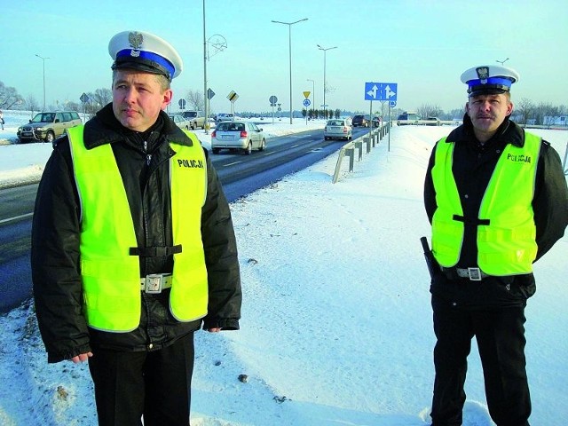 &#8211; Dojeżdżając do ronda trzeba wybrać odpowiedni pas jezdni zgodnie z planowanym kierunkiem jazdy i obowiązującymi znakami &#8211; mówi sierż. sztab. Sławomir Dąbrowski (z lewej)