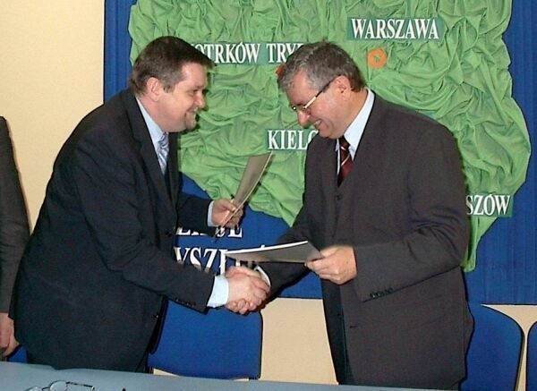 Leszek Deptuła (z lewej) i Franciszek Wołodźko podpisali wczoraj porozumienie dotyczące mostu na Wiśle.
