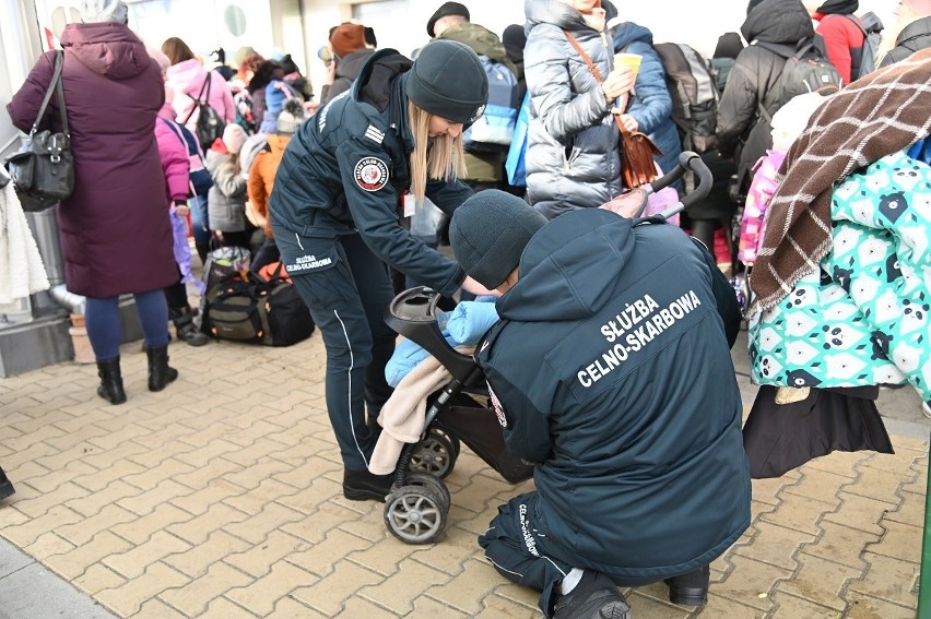 Lubelszczyzna. Celnicy solidarni z Ukrainą. Odprawiają, a potem pomagają