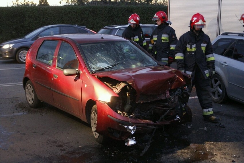 Groźny wypadek na ulicy Starogroblowej. Sprawca był pijany (ZDJĘCIA)