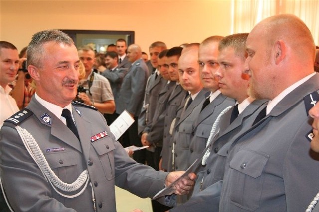 Komendant A. Choromański wręcza awanse i nagrody swoim podwładnym podczas ubiegłorocznego Święta Policji