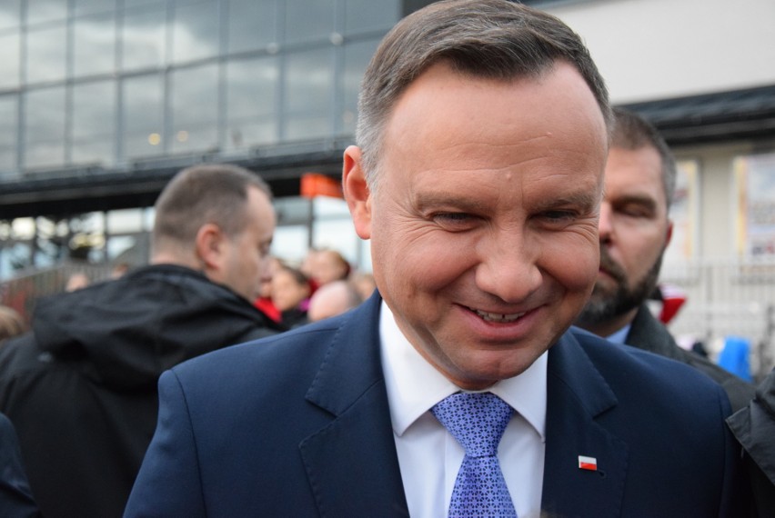 Andrzej Duda – skandowali sympatycy prezydenta RP w Oświęcimiu. Konstytucja – grzmiał KOD  