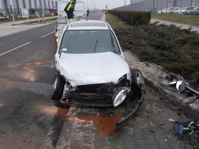 Wypadek na Oporowie. Jedna osoba ranna, opel przewrócił się na bok (ZDJĘCIA)