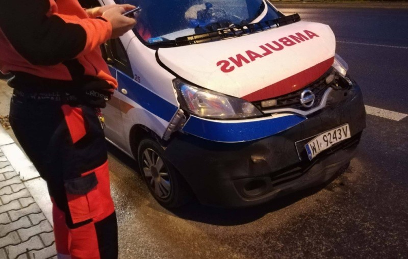 Wypadek ambulansu na skrzyżowaniu al. Włókniarzy i ul....