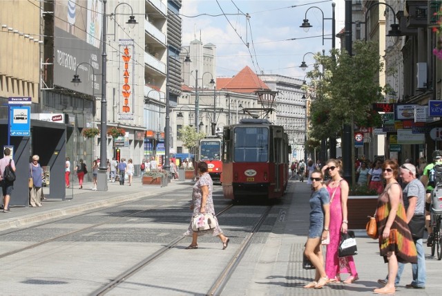 22-07-2014..katowice ulica 3 maja po remoncie centrum kwiaty drzewa tramwaj ludzie fot - arkadiusz lawrywianiec/polskapresse