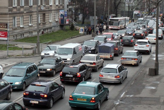 Wśród pojazdów na ulicach Radomia jest dużo aut z zagranicznymi rejestracjami.