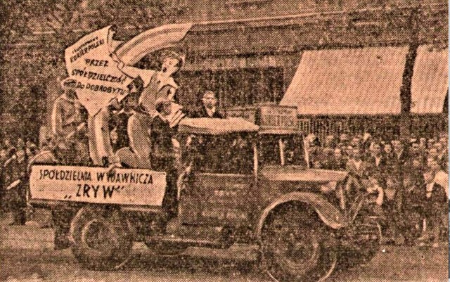 Obchody tzw. Dnia Spółdzielczości w 1947 roku. Na pierwszym planie samochód Spółdzielni Wydawniczej "Zryw", wydawcy "Ilustrowanego Kuriera Polskiego"