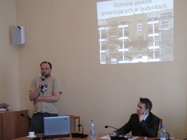 Na spotkaniu zorganizowanym przez wicestarostę Jerzego Bauera (z prawej) swoją prezentację przedstawił Marek Kowalski (z lewej).
