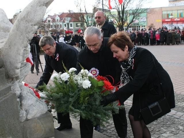 Delegacje złożyły kwiaty pod pomnikiem Bartosza Głowackiego.