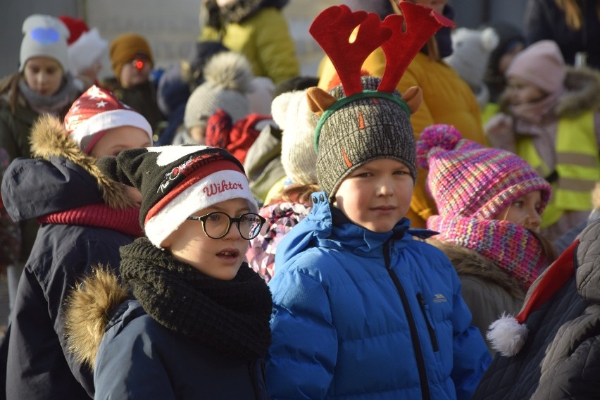 Tradycyjnie od kilku lat w dniu św. Mikołaja przedszkolaki i...