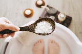 Moczenie nóg w wodzie z solą może pomóc na wiele dolegliwości. Jak zrobić tę domową kąpiel dla stóp? Zobacz, którą sól najlepiej wybrać