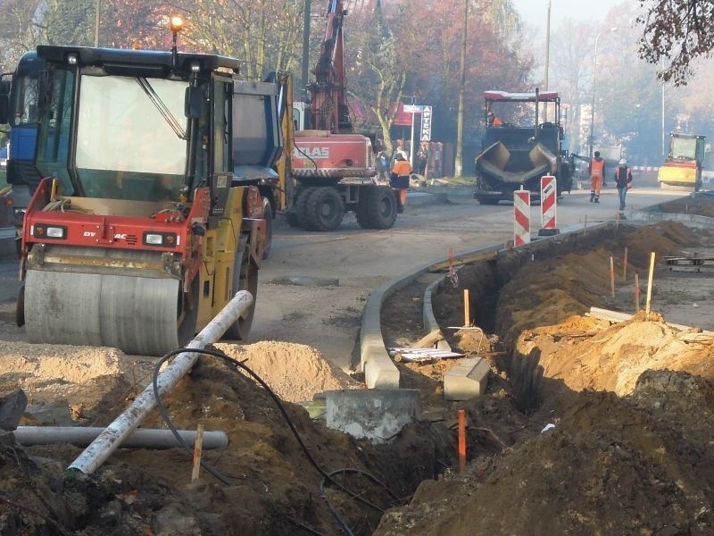 Bo wymagają tego przepisy. Ulica Rojna będzie węższa