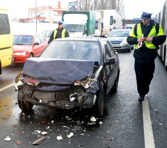 Godz. 12.05. Środkowy pas ul. Struga zajęty z powodu wypadku. Suzuki uderzyło w czekające na zmianę świateł dwa samochody.