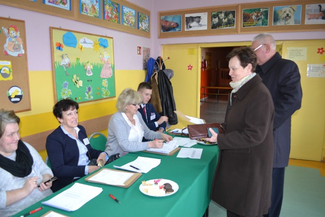 Niedzielne referendum w Kotomierzu w gminie Dobrcz - swoje głosy przyszli oddać  Halina I Roman Grubiccy