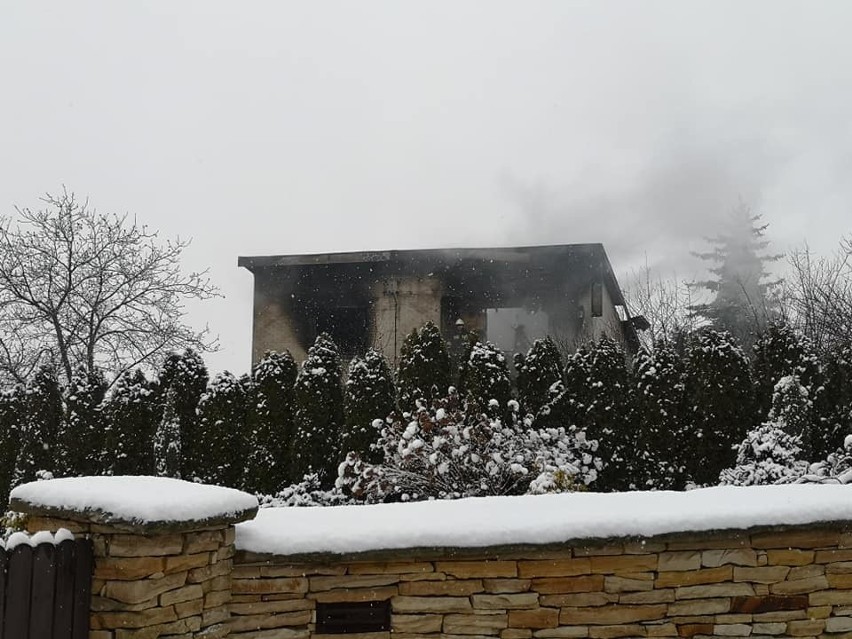 Po pożarze domu strażacy pomogli zabezpieczyć dach.
