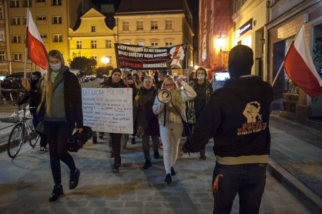 - Chcemy mieć wybór i władza nie może nam go odbierać! - grzmiały w poniedziałek mieszkanki Brzegu.