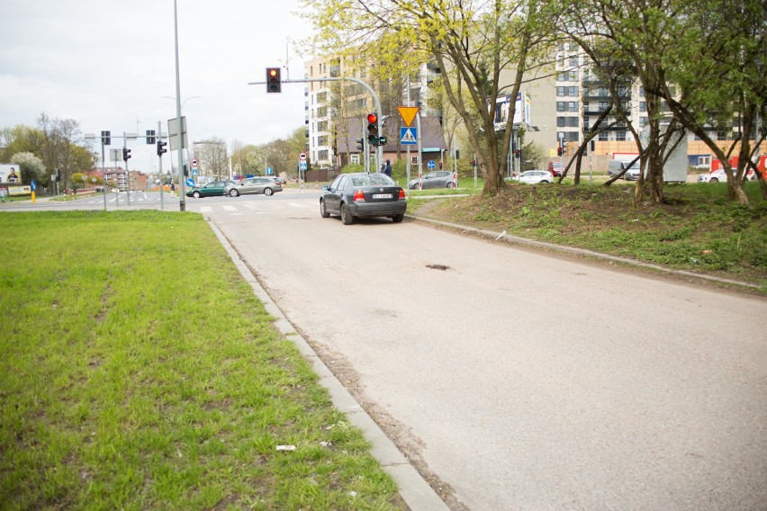 Brak chodnika i nieutwardzony dziki parking. To codzienne...