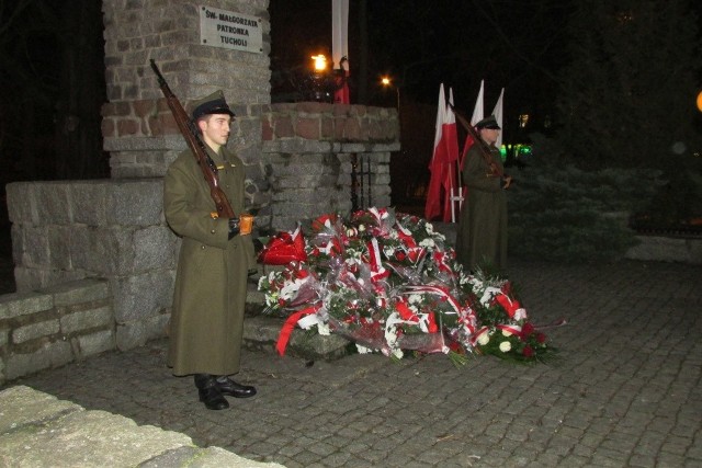 Tucholanie świętowali odzyskanie niepodległościA wartę honorową przy pomniku trzymają żołnierze.