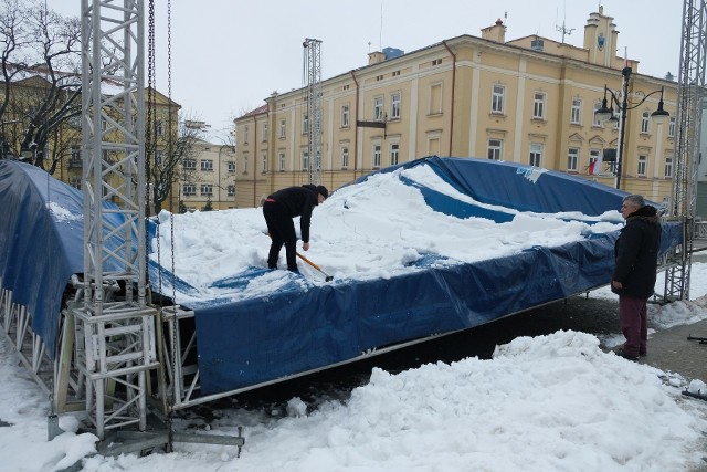 Scena na przemyskim rynku nie wytrzymała naporu mokrego śniegu. We wtorek konstrukcja zawaliła się. Scena należy do Przemyskiego Centrum Kultury i Nauki ZAMEK - to jedna z jednostek Urzędu Miejskiego w Przemyślu.- Zdarzenie zgłosimy do firmy ubezpieczeniowej. Nie da się ukryć, że to wysłużona konstrukcja. Jej każdorazowe składanie i rozkładanie jest bardzo kłopotliwe. Planujemy zakup mniejszej, mobilnej sceny - powiedziała Renata Nowakowska, dyrektor PCKiN ZAMEK.