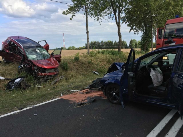 Do poważnego wypadku doszło w niedzielne popołudnie na krajowej "11" w okolicach Szczecinka.Do zderzenia trzech pojazdów doszło między zajazdem "U Sokolnika" a krzyżówką na Spore. Łącznie w zdarzeniu brało udział jedenaście osób, z czego sześć osób zostało poszkodowanych.Dwie osoby znajdują się w stanie ciężkim, jedna jest niewydolna krążeniowo. Na miejscu są cztery karetki pogotowania oraz śmigłowiec ratunkowy.Droga jest całkowicie zablokowana.Zobacz także Wypadek w Jeleninie