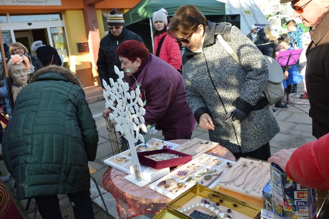 WOŚP 2020 na osiedlu AK pod hasłem "Diamentowy kolczyk". Kwestujący zapraszają do wrzucania datków za ... biżuterię.