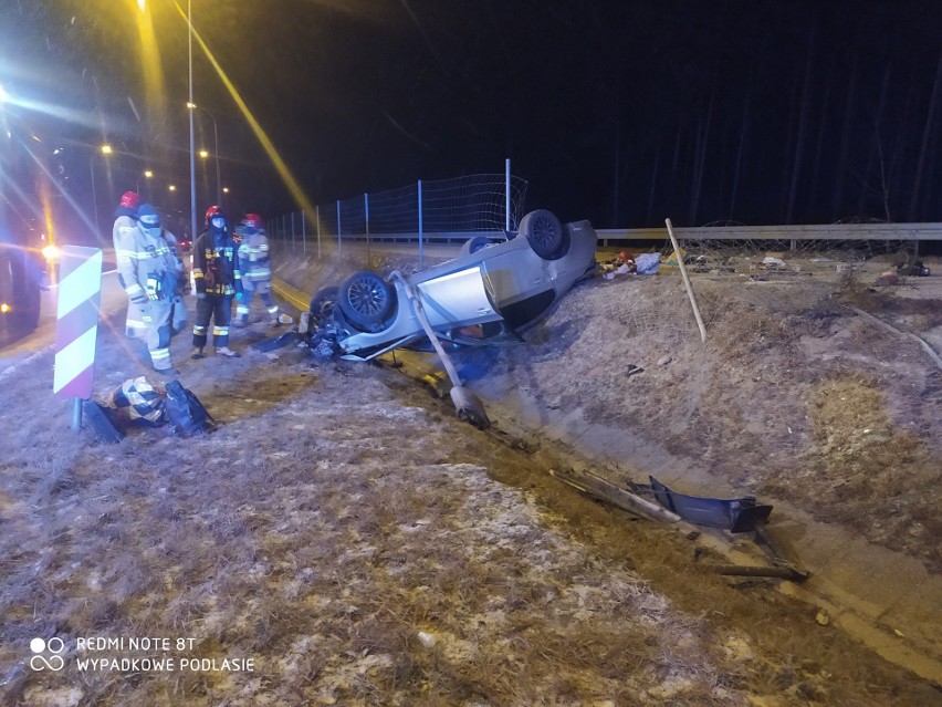 Podlaskie. Ślisko na drogach. Kilka aut wylądowało w rowie