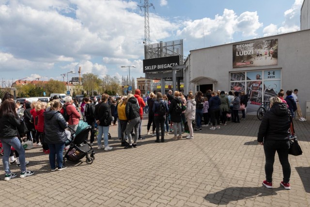 Tylko w sobotę, kiedy otwarto punkt wydawania darów przy ulicy Gdańskiej 138, po pomoc zgłosiło się tam około 400 osób
