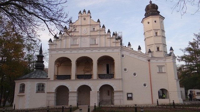 Poddębicki pałac po latach zaniedbania nabrał blasku.