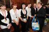 Młodzi pływacy ze Szczecina nagrodzeni przez prezydenta Krzystka
