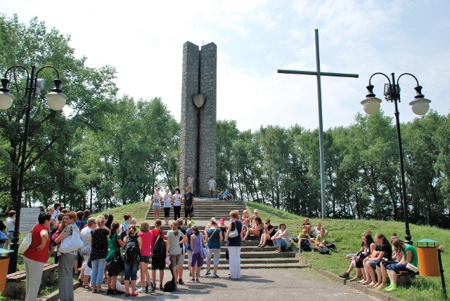 Pomnik w Płowcach - miejsce chętnie odwiedzane  przez turystów,  najważniejszy obiekt na ścieżce historyczno-przyrodniczej.