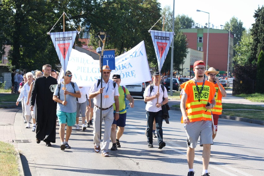 Oświęcimscy pątnicy w pięciu grupach z dekanatów:...