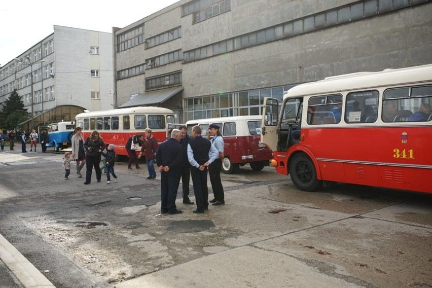 Kraków. Parada zabytkowych i współczesnych pojazdów MPK [ZDJĘCIA]